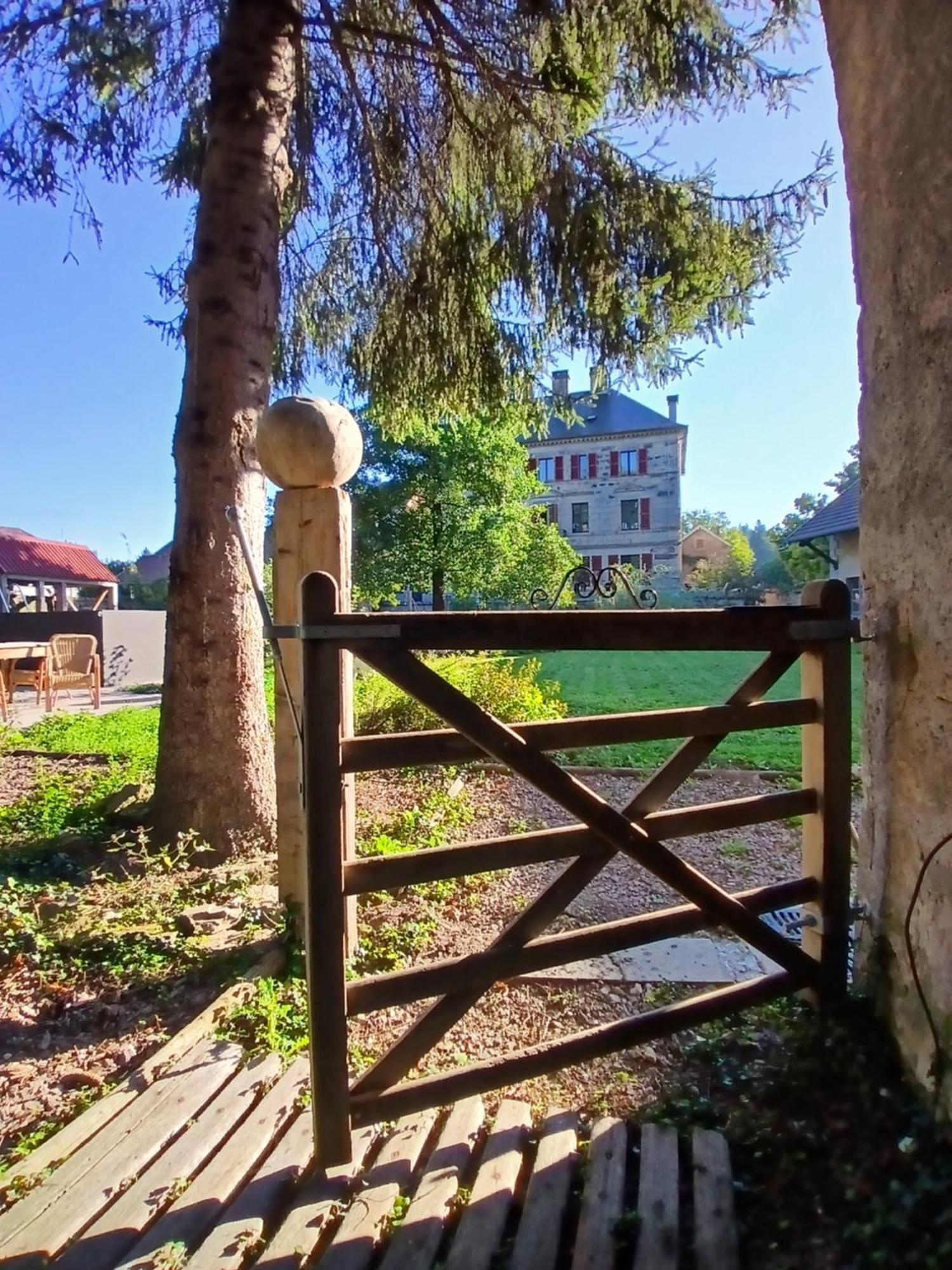 Manoir La Cerise Bed & Breakfast Fougerolles-Saint-Valbert Екстериор снимка